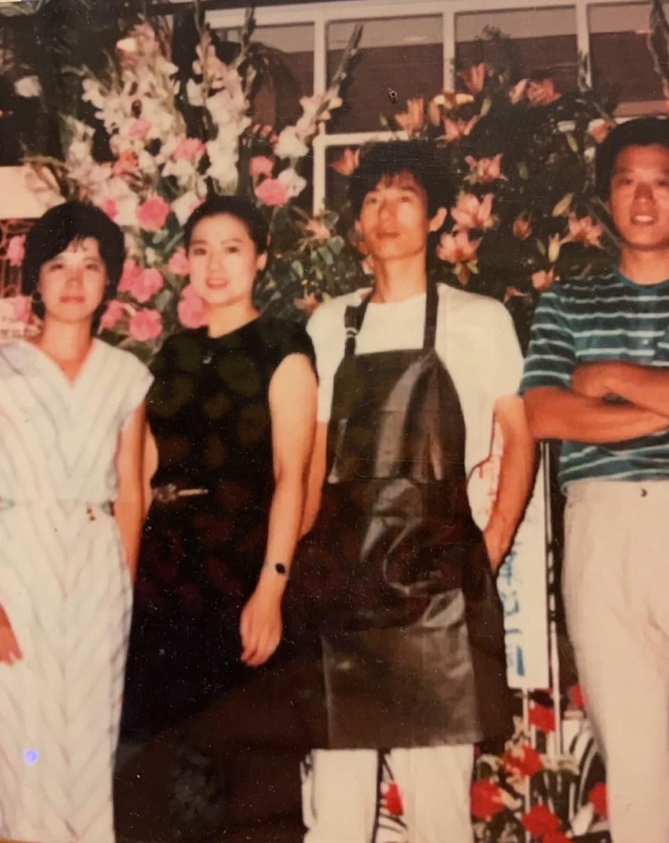 焼肉店がオープンした当時の写真、信子ママは左から2番目