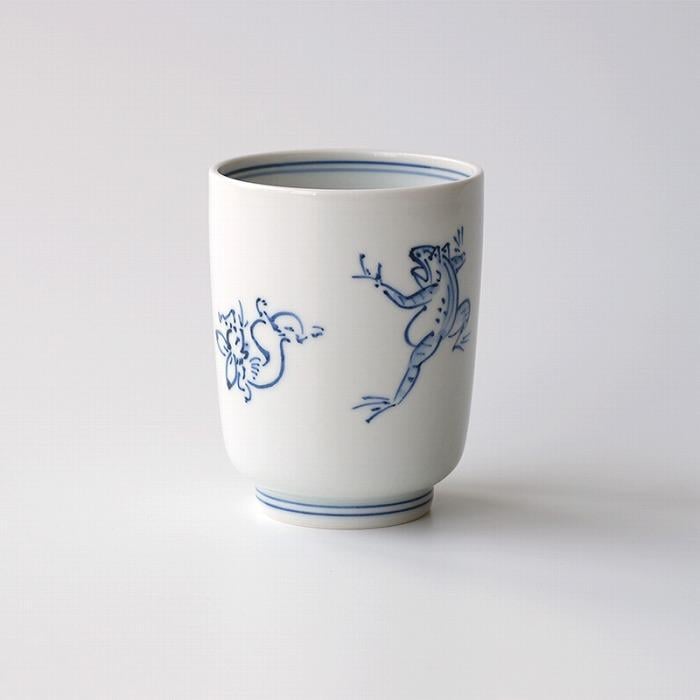 鳥獣戯画を代表する三羽のウサギとカエルたちが戯れるユーモラスな場面。