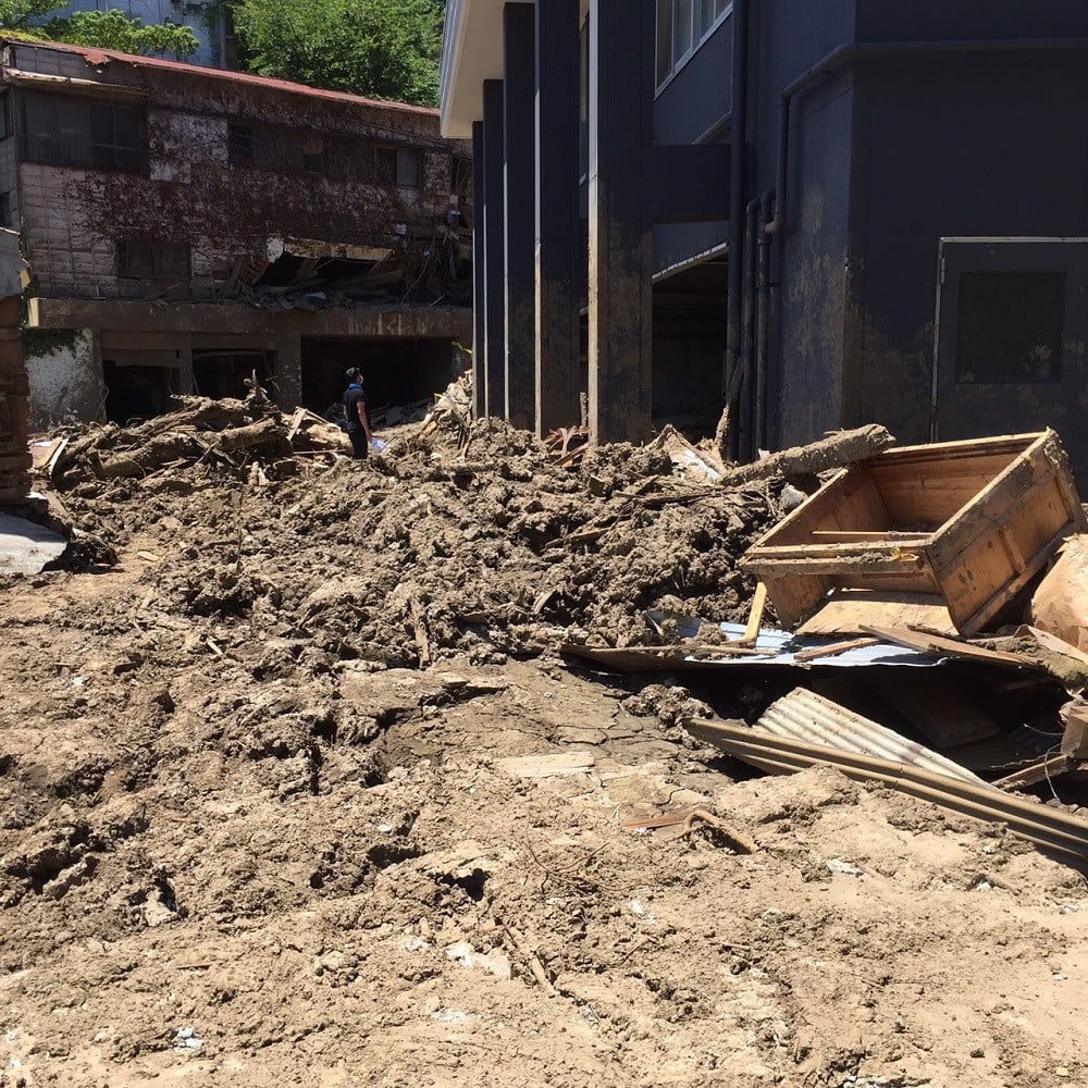 工場を見上げる父