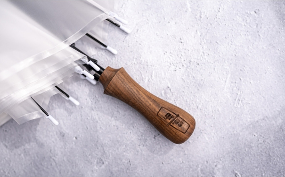 ビニール傘&nbsp;木製ハンドル&nbsp;グリップス&nbsp;完成品（傘とグリップス取り付けた状態）Bタイプ：エッジ&nbsp;ロゴ（Grips）有り