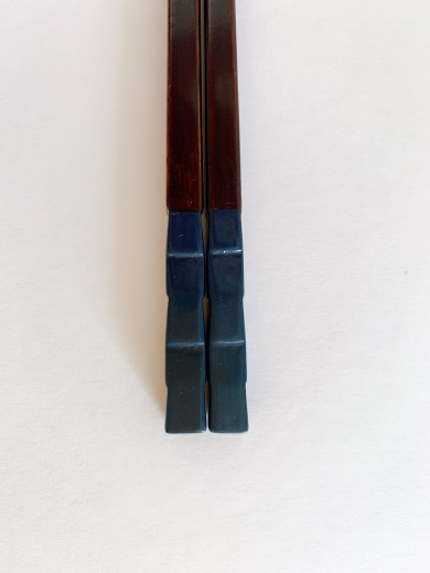 鎌倉彫　箸「市松」勝色　23cm&nbsp;&nbsp;|&nbsp;箸&nbsp;伝統工芸&nbsp;食器&nbsp;鎌倉彫&nbsp;市松&nbsp;人気&nbsp;おすすめ&nbsp;勝色&nbsp;高級&nbsp;ギフト&nbsp;プレゼント&nbsp;&nbsp;送料無料&nbsp;神奈川&nbsp;鎌倉【ポイント交換専用】