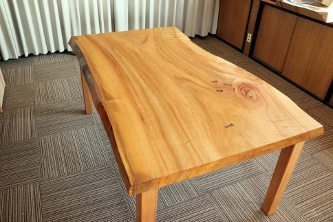 【数量限定】クスの木一枚板テーブル　ゆったり4名用
