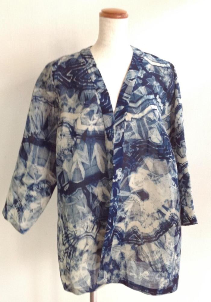 伝統織物のトップブランド夏塩沢に本藍染めを施した洋服オリジナルブランド『ナツシオンブルー』板締染（カーディガン14）