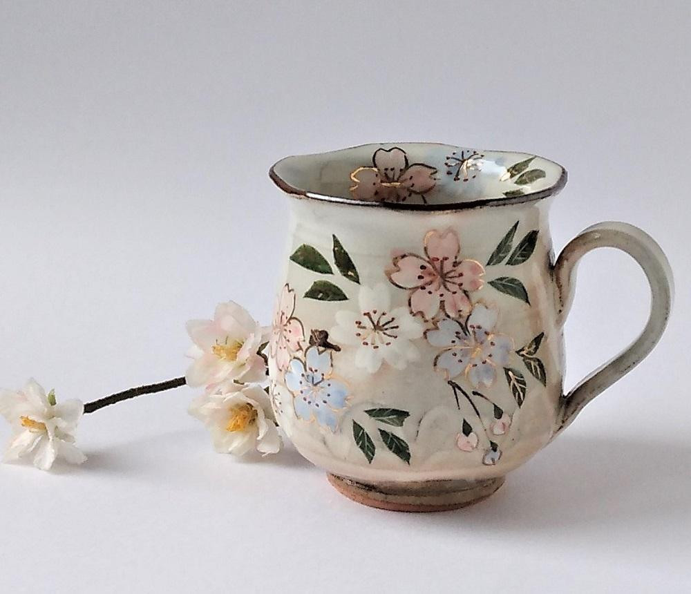 【ギャラリー洛中洛外】優しい色合いの桜が描かれてます&nbsp;彩さくらマグカップ｜京都&nbsp;陶器&nbsp;人気&nbsp;マグカップ[&nbsp;コップ&nbsp;食器&nbsp;おしゃれ&nbsp;雑貨&nbsp;インテリア&nbsp;手作り&nbsp;伝統&nbsp;ギフト&nbsp;プレゼント&nbsp;贈答&nbsp;お取り寄せ&nbsp;通販&nbsp;送料無料&nbsp;ふるさと納税&nbsp;]