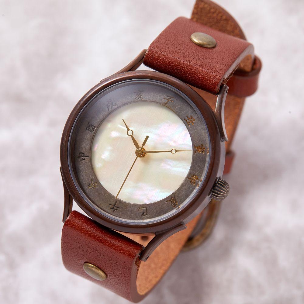 伝統工芸品【螺鈿(らでん)白】の文字盤が美しい腕時計　干支インデックス　ベルトカラー：茶　WJ001L 螺鈿白-茶