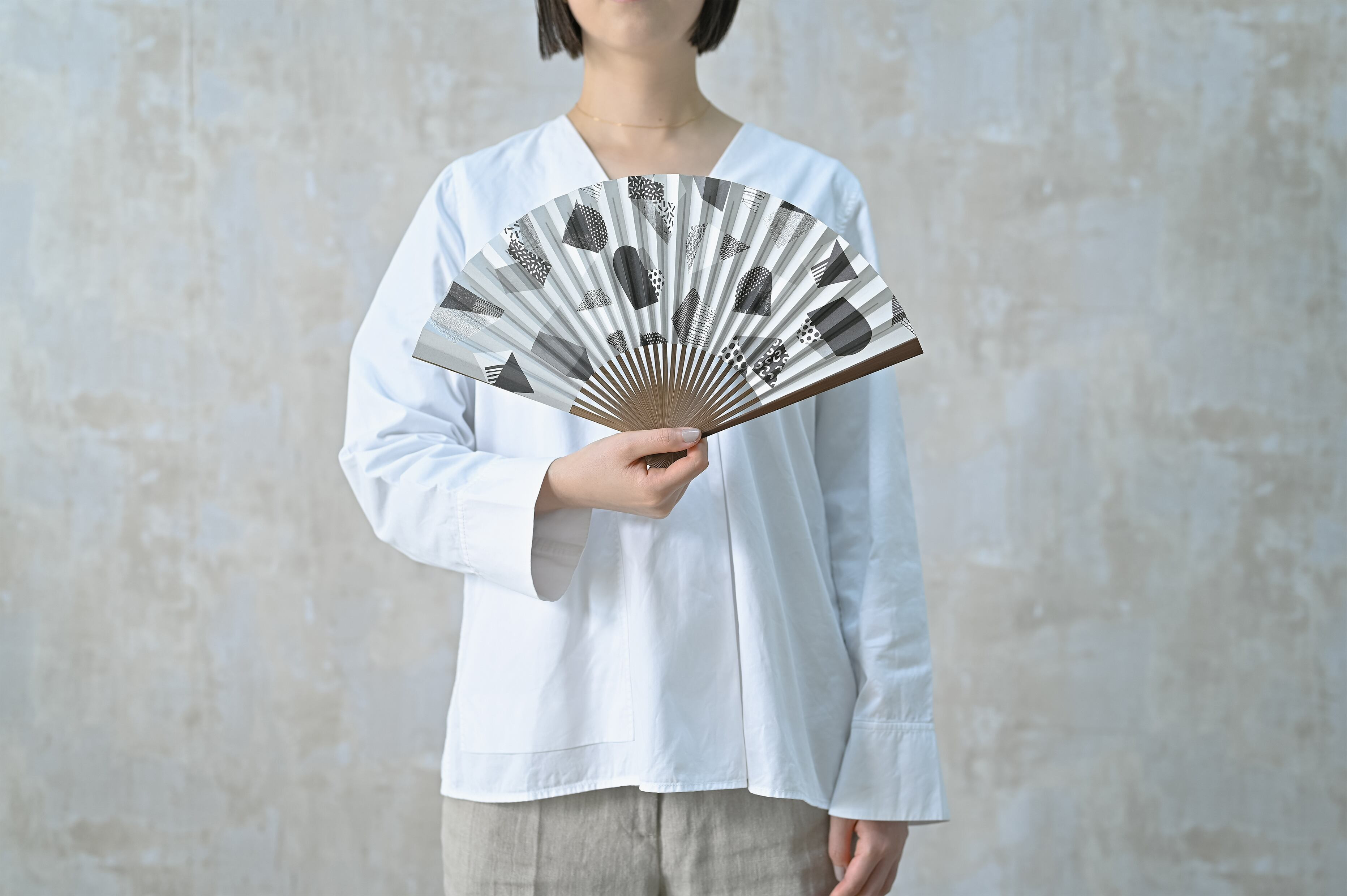 【みのや扇舗】/fan/fun扇子（大サイズ：うす墨）