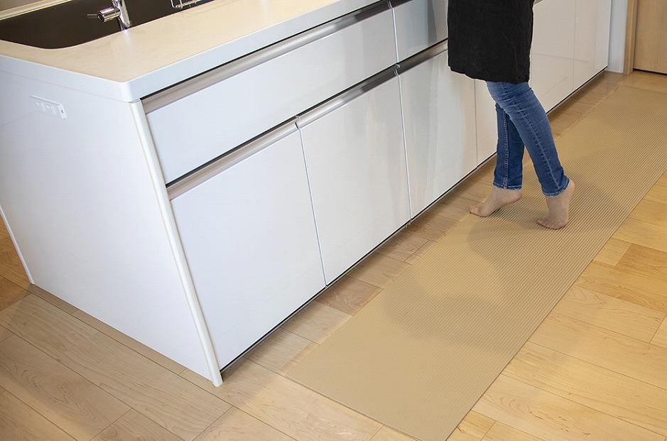 洗濯いらず、ずれない、抗菌 のふく楽 キッチンマット（・キッチンマット×1枚 ・サイズ：長さ180cm 幅50cm 厚み5mm ・カラー：ナチュラルベージュ）