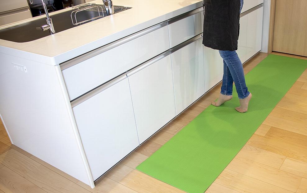 洗濯いらず、ずれない、抗菌 のふく楽 キッチンマット（・キッチンマット×1枚 ・サイズ：長さ180cm 幅50cm 厚み5mm ・カラー:ライトグリーン）