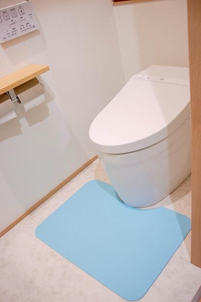洗濯いらず、ずれない、抗菌 のふく楽 トイレマット（・トイレマット×1枚 ・サイズ：長さ48cm 幅65cm 厚み5mm ・カラー：ミルキーブルー）