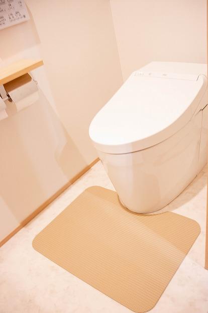 洗濯いらず、ずれない、抗菌 のふく楽 トイレマット（・トイレマット×1枚 ・サイズ：長さ48cm 幅65cm 厚み5mm ・カラー：ナチュラルベージュ）