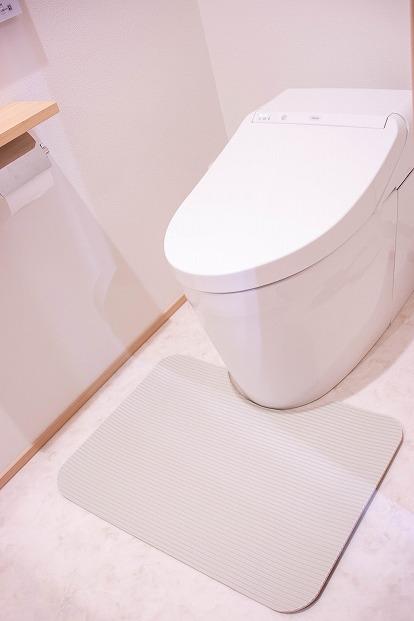 洗濯いらず、ずれない、抗菌 のふく楽 トイレマット（・トイレマット×1枚・サイズ：長さ48cm 幅65cm 厚み5mm ・ カラー：オフホワイトカラー）