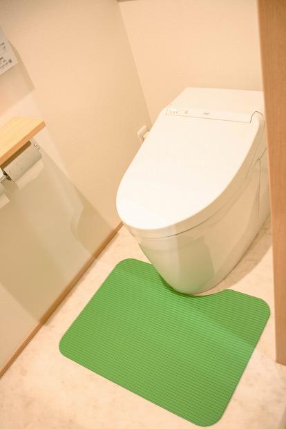 洗濯いらず、ずれない、抗菌 のふく楽 トイレマット（・トイレマット×1枚 ・サイズ：長さ48cm 幅65cm 厚み5mm ・カラー：ライトグリーン）