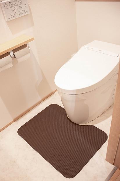 洗濯いらず、ずれない、抗菌 のふく楽 トイレマット（・トイレマット×1枚 ・サイズ：長さ48cm 幅65cm 厚み5mm ・カラー：ダークブラウン）