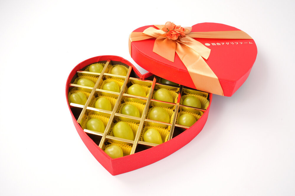 ぶどう2026年&nbsp;&nbsp;岡山県産シャインＪｅｗｅｌｒｙ&nbsp;ｂｏｘ赤ゴールドリボン化粧箱入り18粒贈答用