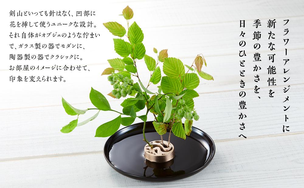 花をみずみずしく長持ち！針のない剣山 / the water | 剣山 金沢市