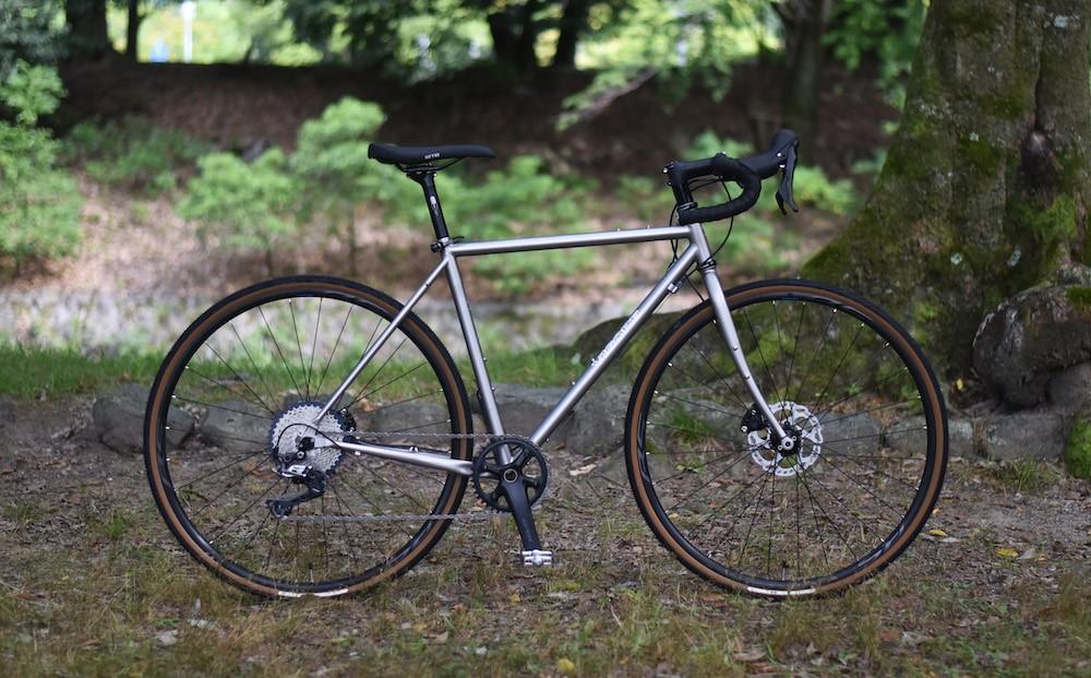 【VIGORE】山と旅の自転車プラス　GRX600仕様（マット・チタンカラー）［ 京都 自転車 ロードバイク 人気 おすすめ スポーツ アウトドア ツーリング ブランド メーカー ］ 