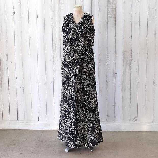 琉球紅型の柄生まれたモノトーン・カシュクールドレス（セミオーダー商品）｜沖縄　那覇市　ファッション 服  衣料 トップス 人気 小物 ストール マフラー ハンカチ スカーフ