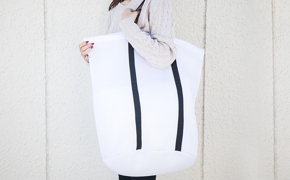 そのまま洗える&nbsp;ランドリーバッグ&nbsp;上幅約60cm×高さ約55cm×マチ直径約42cm&nbsp;24L&nbsp;4人分&nbsp;Lサイズ&nbsp;大きいサイズ&nbsp;洗濯ネット&nbsp;ランドリーネット&nbsp;白&nbsp;ホワイト&nbsp;黒&nbsp;ブラック&nbsp;モノトーン&nbsp;メッシュ&nbsp;ファスナー付き&nbsp;&nbsp;BYT1019372