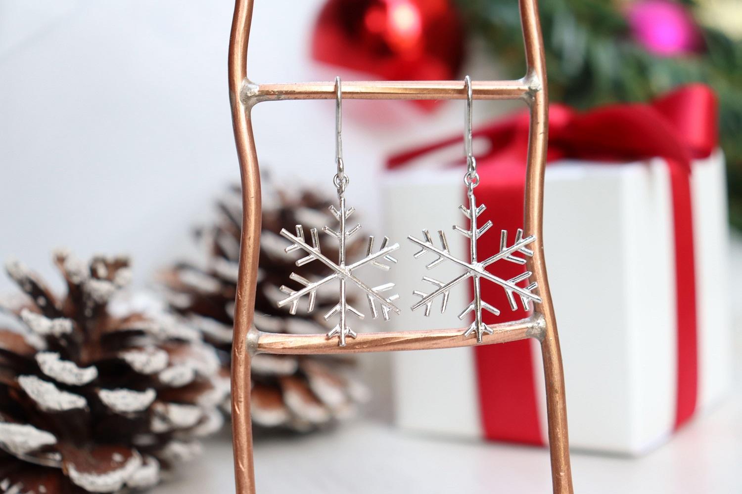 【プレゼント包装付き】シルバー&nbsp;雪の結晶ピアス（銀色&nbsp;/M）