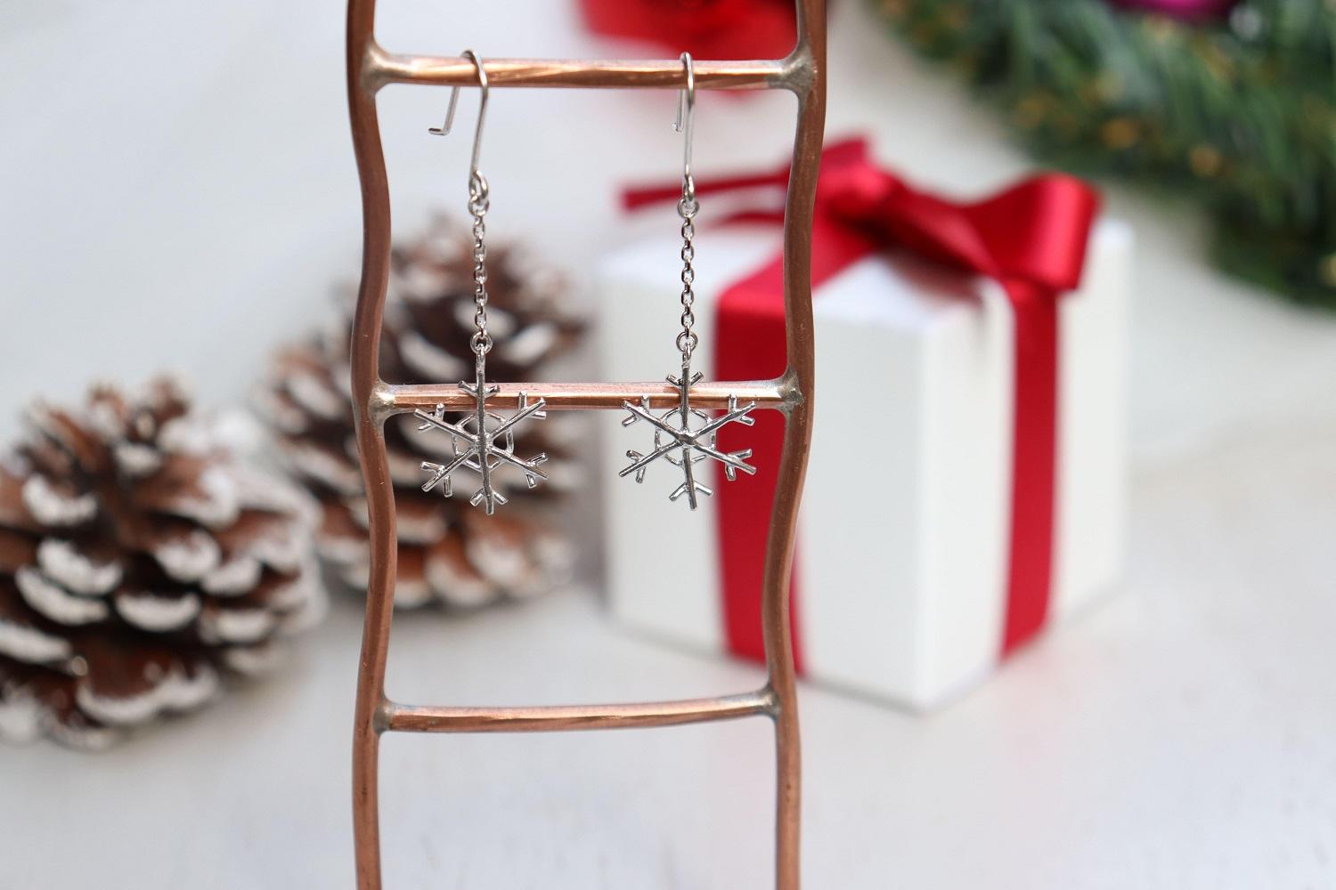 【プレゼント包装付き】シルバー&nbsp;雪の結晶ピアス（銀色&nbsp;/S/チェーン付）