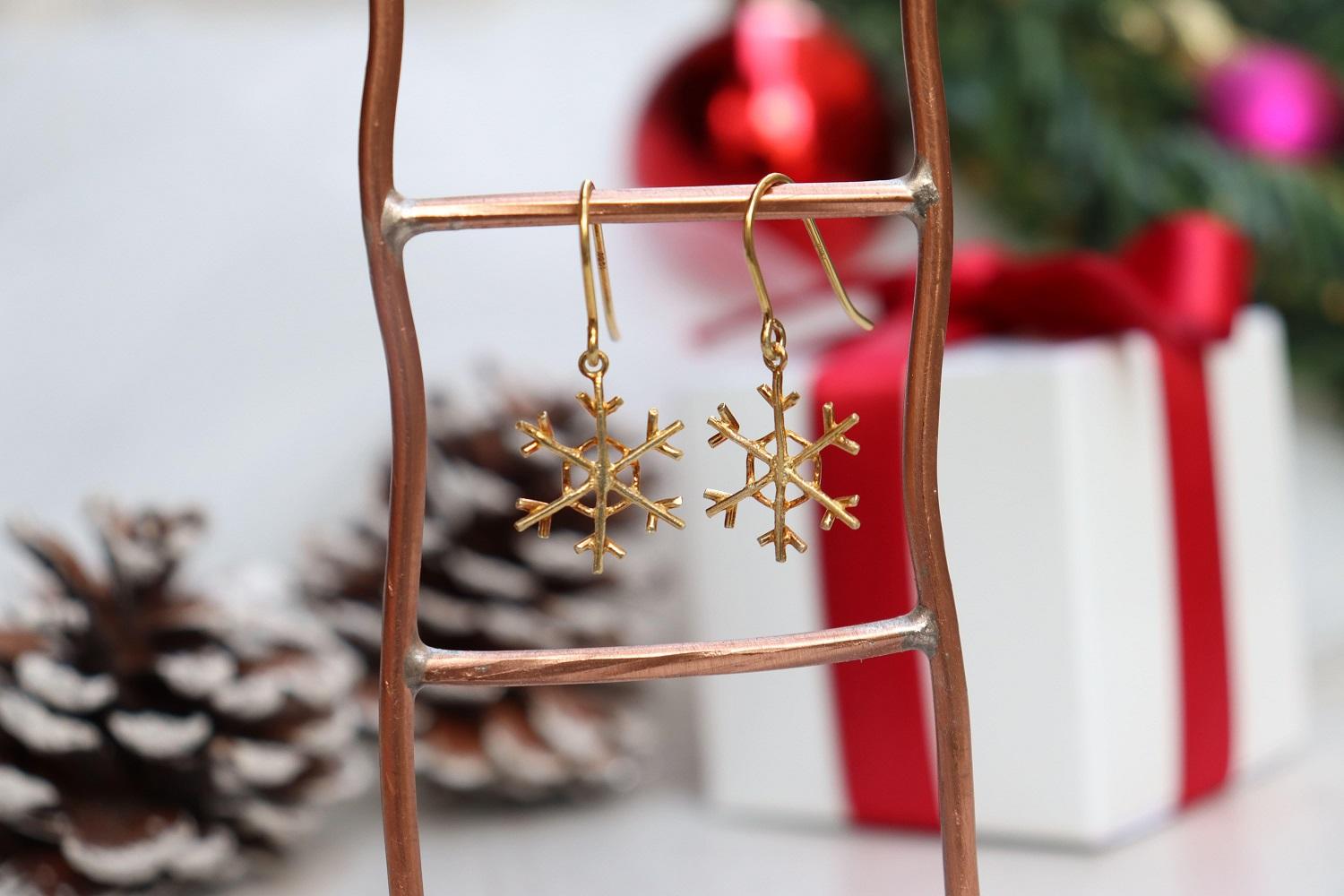 【プレゼント包装付き】シルバー&nbsp;雪の結晶ピアス（金色&nbsp;/S）