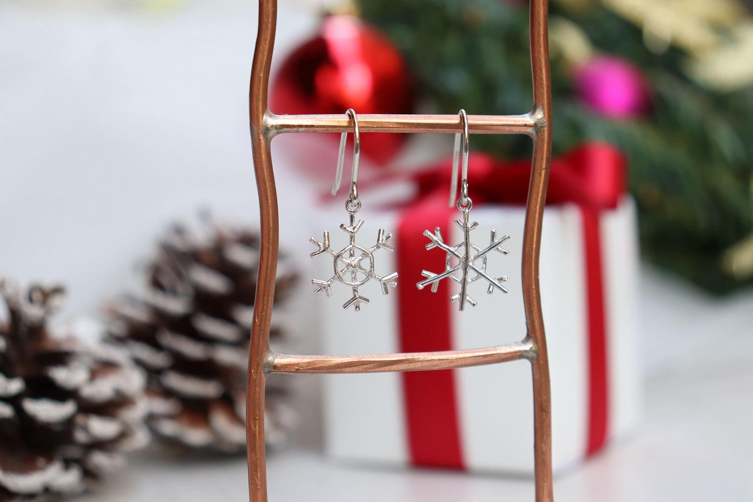 【プレゼント包装付き】シルバー&nbsp;雪の結晶ピアス（銀色&nbsp;/S）