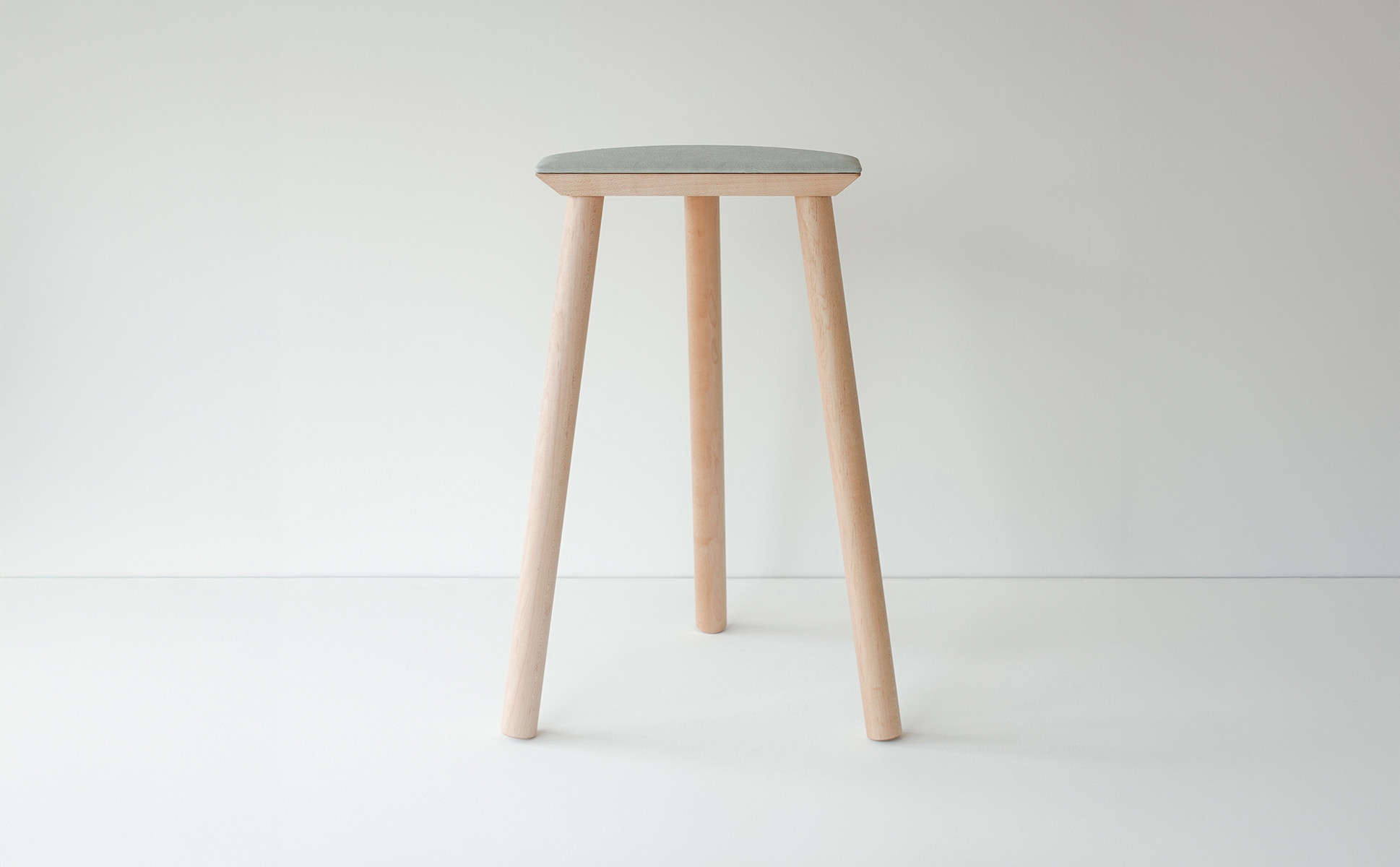 センダイフォルム×山ノ頂 シカガワスツール 鹿革 550 銀鼠【アウトドアグッズ 家具 工芸品 スツール 鹿革 人気 和装 インテリア ファニチャー クラフト 民芸品 仙台市 チェア デザイン 和風 伝統的 自然素材 エコフレンドリー リビング ダイニング】