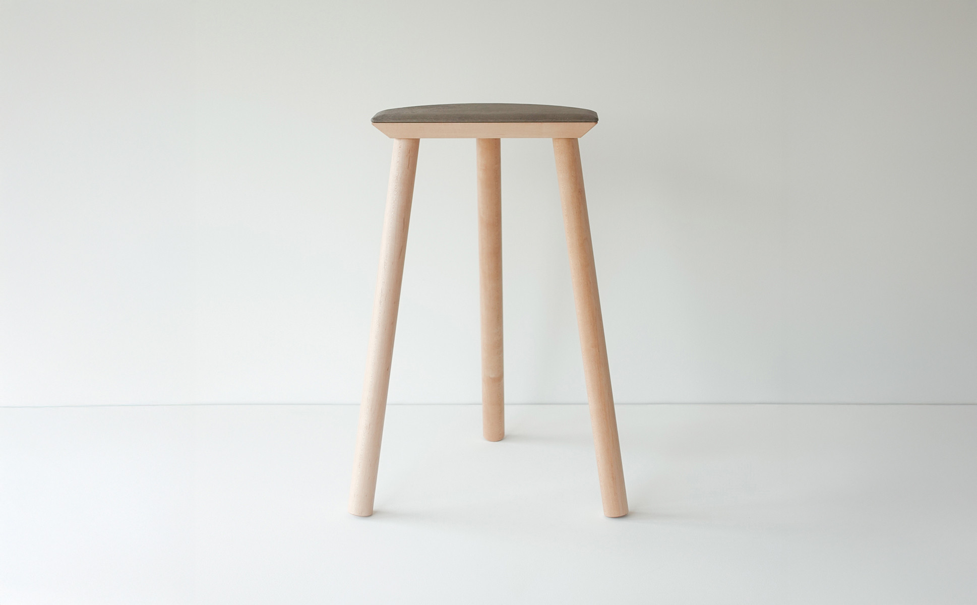 センダイフォルム×山ノ頂 シカガワスツール 鹿革 550 ニビ色【アウトドアグッズ 家具 工芸品 スツール 鹿革 人気 和装 インテリア ファニチャー クラフト 民芸品 仙台市 チェア デザイン 和風 伝統的 自然素材 エコフレンドリー リビング ダイニング】