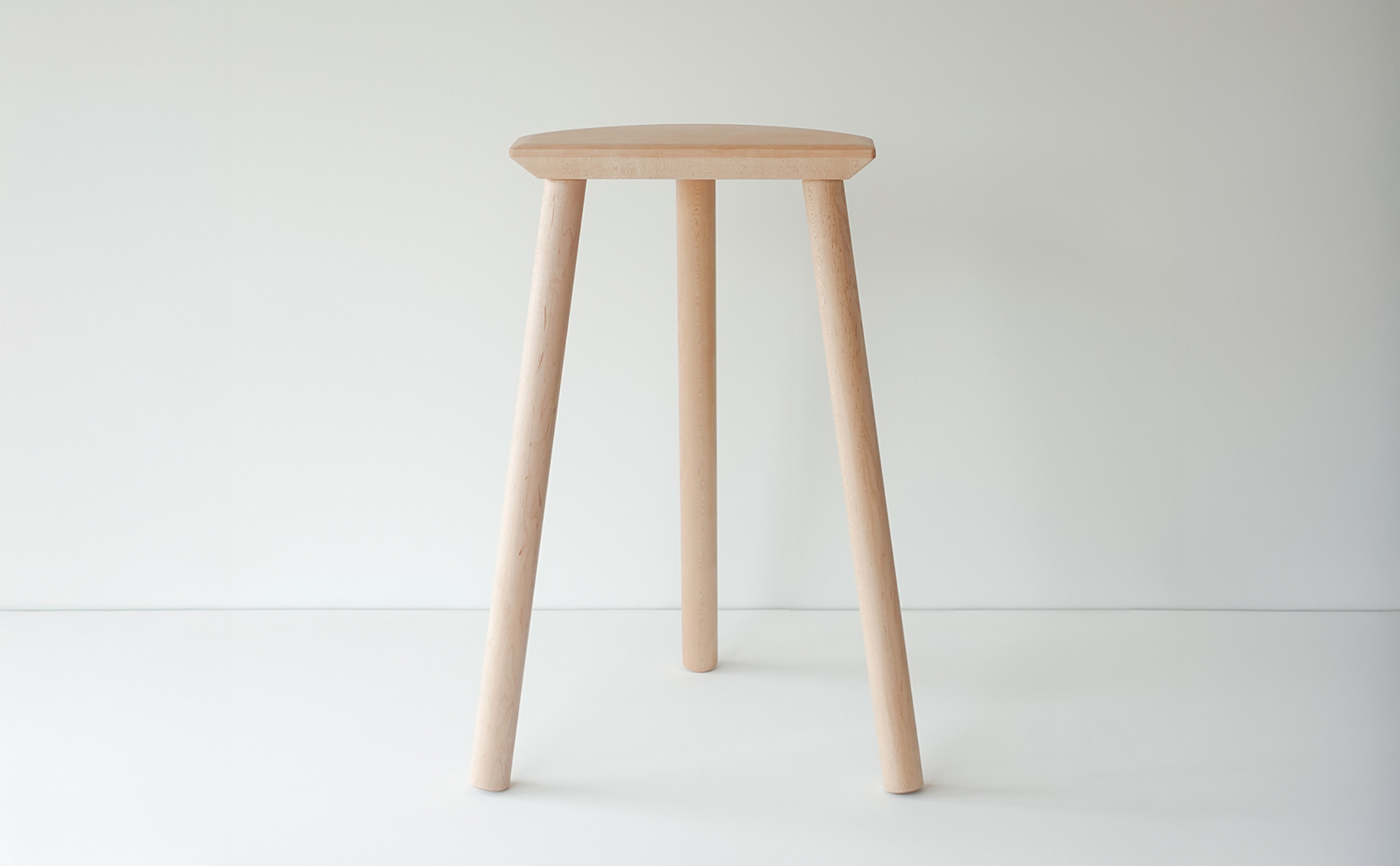 センダイフォルム シカガワスツール 板座 550【アウトドアグッズ 家具 工芸品 スツール 鹿革 人気 和装 インテリア ファニチャー クラフト 民芸品 仙台市 チェア デザイン 和風 伝統的 自然素材 エコフレンドリー リビング ダイニング】