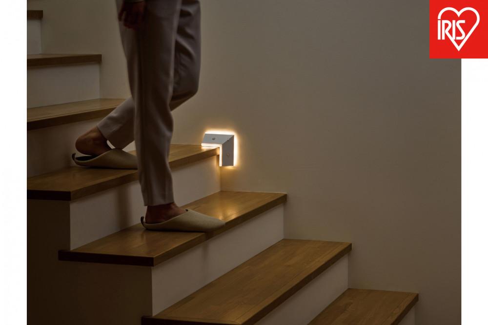 乾電池式LEDセンサーライト&nbsp;ダブルセンサー階段タイプ　BSL-KWMS