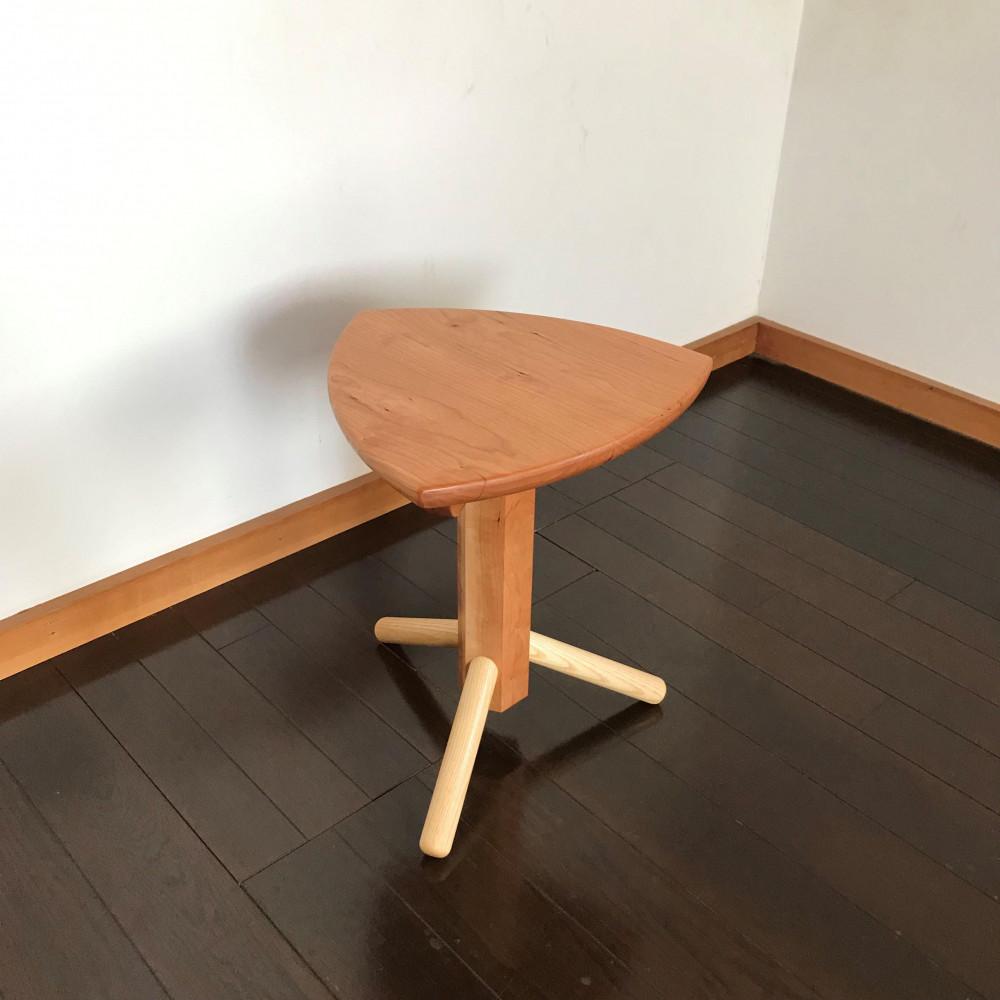 【ビグロスツール：三角形の座面に六角形の支柱の3本脚スツール】スツール&nbsp;3本脚&nbsp;三角形&nbsp;ルーローの三角形&nbsp;サイドテーブル&nbsp;花台&nbsp;プランタースタンド&nbsp;ディスプレイ&nbsp;チェリー&nbsp;nove