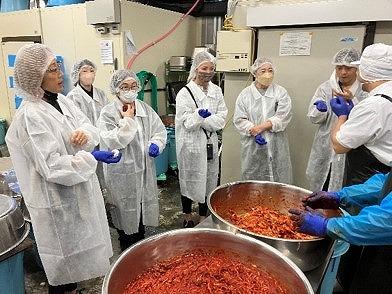 (団体貸切プラン8名様利用)&nbsp;川崎名物キムチ専門店『おつけもの慶』工場見学およびキムチづくりと特別なランチ体験クーポンおよび川崎名品お土産セット付(8名様分)