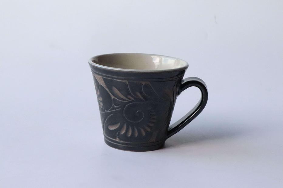 ＜受注生産品＞黒釉唐草線彫 ( マグカップ小 × 1個 )｜沖縄 那覇市 日用品 食器 グラス マグカップ  唐草 線彫 陶器  受注生産品  手作り 伝統工芸 やちむん
