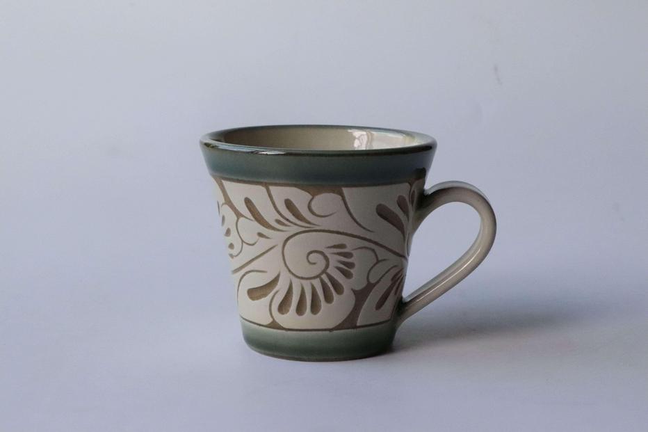 ＜受注生産品＞緑釉唐草白抜線彫 ( マグカップ小 × 1個 )｜沖縄 那覇市 日用品 食器 グラス マグカップ  唐草 線彫 陶器  受注生産品  手作り 伝統工芸 やちむん