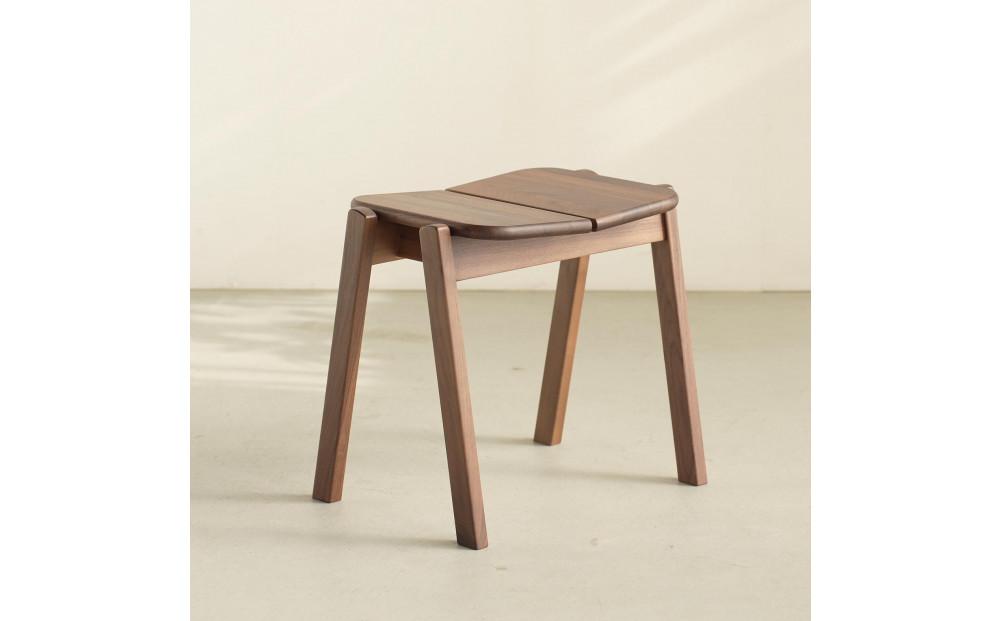 積み重ねできる無垢の板座スツール&nbsp;AKI&nbsp;持手無し&nbsp;ウォルナット&nbsp;スタッキング&nbsp;キッズ&nbsp;辻製作所