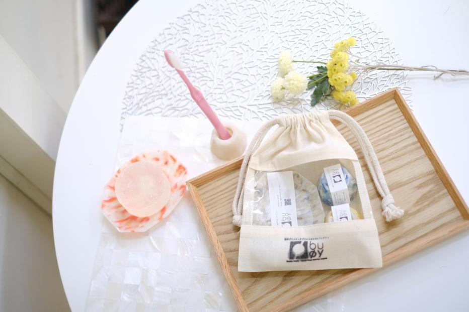 【ペアセット】歯ブラシスタンドのペア&ソープディッシュの巾着袋入りギフトセット&nbsp;材料回収地域:口永良部島(鹿児島県)&nbsp;色おまかせ