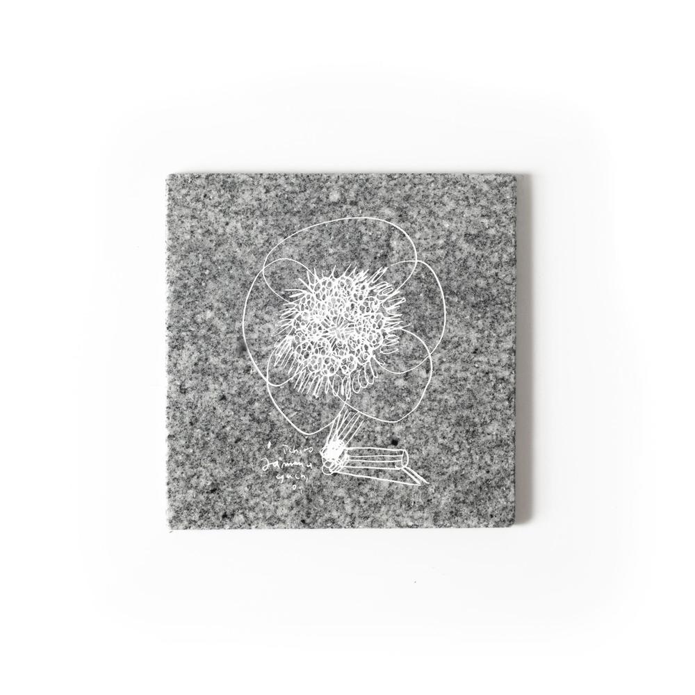 HANA&nbsp;/&nbsp;Ichiro&nbsp;Yamaguchi｜山口一郎氏イラスト刻印の庵治石プレート