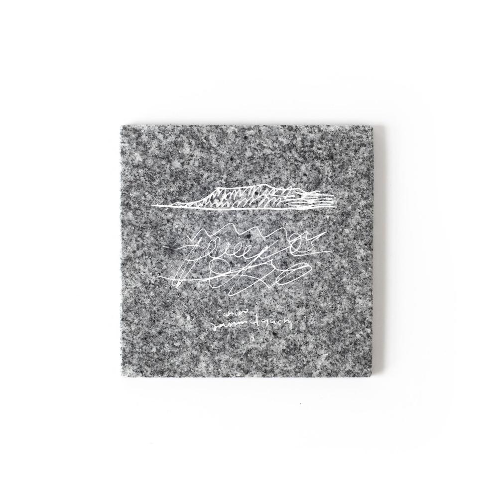 屋島&nbsp;/&nbsp;Ichiro&nbsp;Yamaguchi｜山口一郎氏イラスト刻印の庵治石プレート