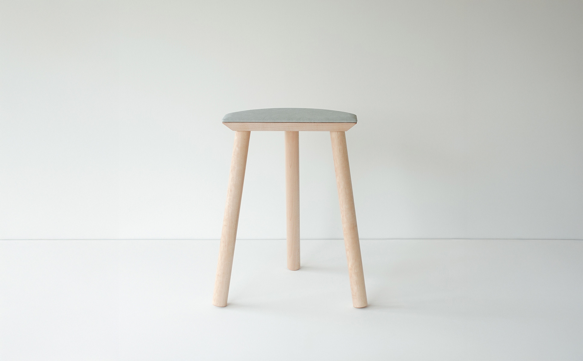 センダイフォルム×山ノ頂 シカガワスツール 鹿革 450 銀鼠【アウトドアグッズ 家具 工芸品 スツール 鹿革 人気 和装 インテリア ファニチャー クラフト 民芸品 仙台市 チェア デザイン 和風 伝統的 自然素材 エコフレンドリー リビング ダイニング】