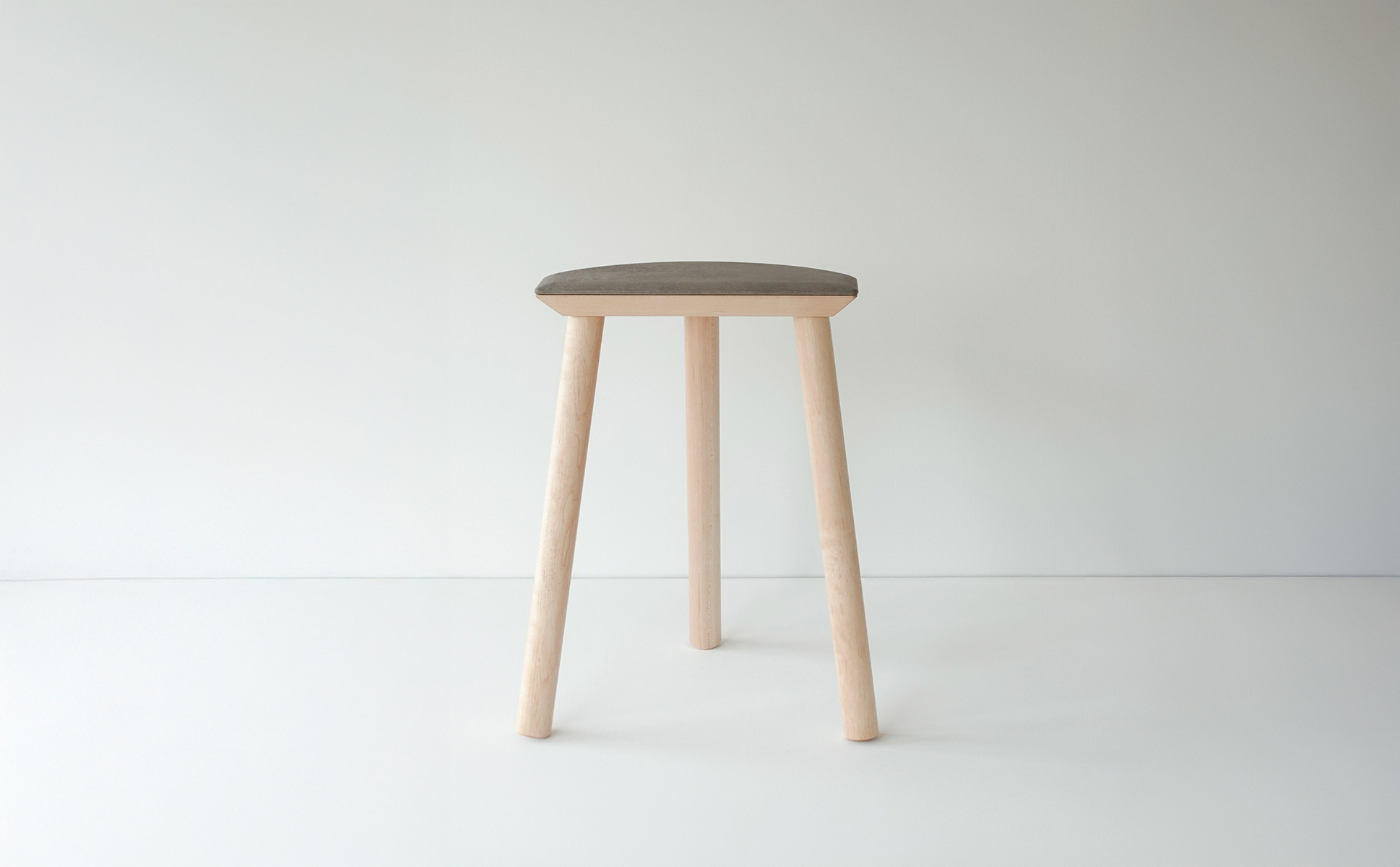 センダイフォルム×山ノ頂 シカガワスツール 鹿革 450 ニビ色【アウトドアグッズ 家具 工芸品 スツール 鹿革 人気 和装 インテリア ファニチャー クラフト 民芸品 仙台市 チェア デザイン 和風 伝統的 自然素材 エコフレンドリー リビング ダイニング】