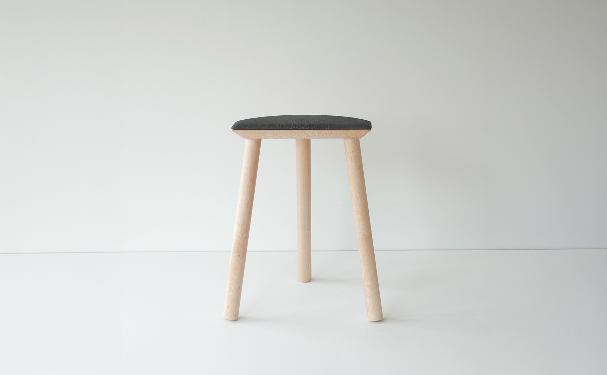 センダイフォルム×山ノ頂 シカガワスツール 鹿革 450 炭色【アウトドアグッズ 家具 工芸品 スツール 鹿革 人気 和装 インテリア ファニチャー クラフト 民芸品 仙台市 チェア デザイン 和風 伝統的 自然素材 エコフレンドリー リビング ダイニング】