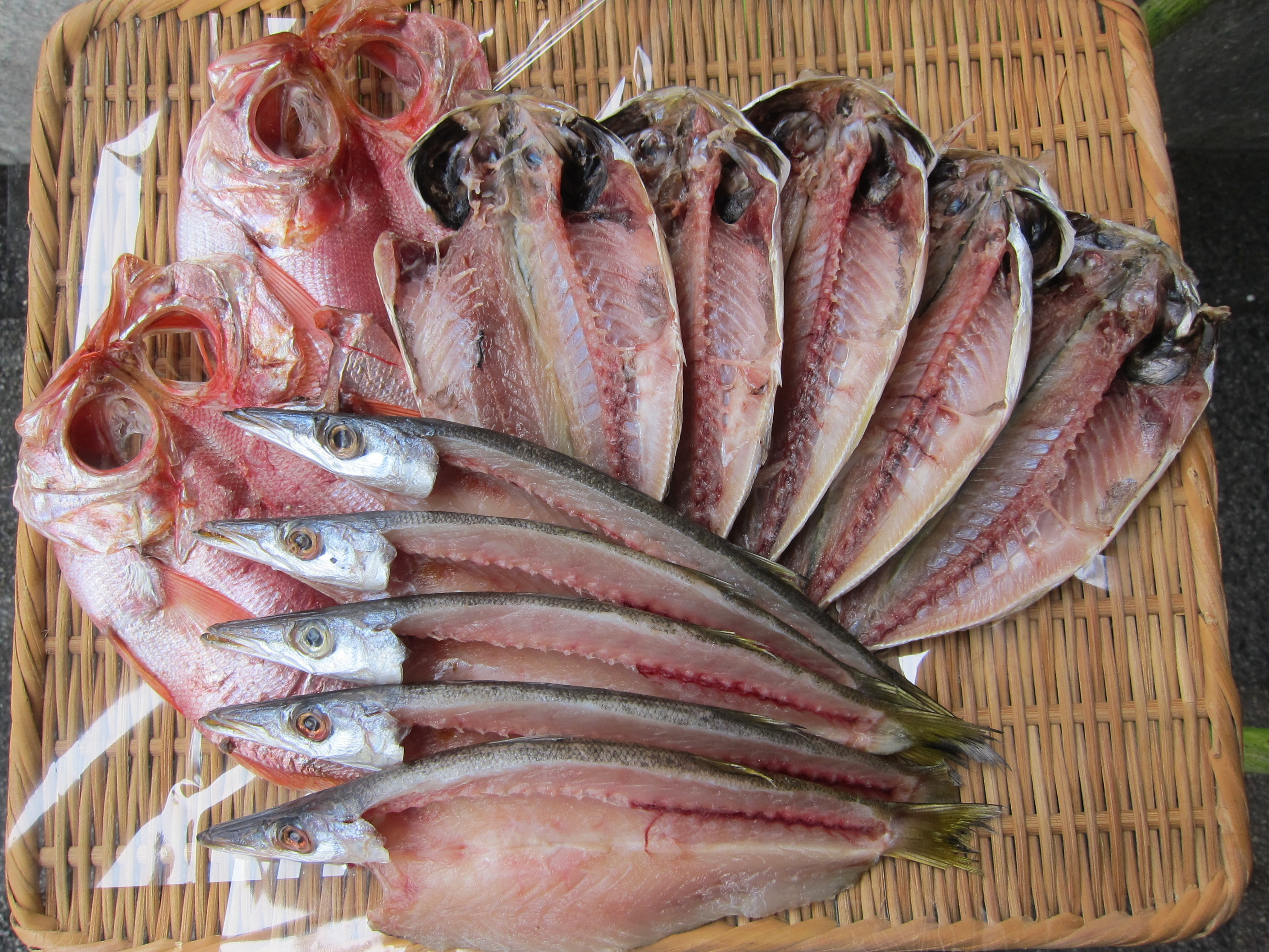 小田原ひもの詰合せ&nbsp;s45【惣菜&nbsp;魚&nbsp;干物&nbsp;ひもの&nbsp;お取り寄せ&nbsp;御中元&nbsp;お中元&nbsp;お歳暮&nbsp;父の日&nbsp;母の日&nbsp;贈り物&nbsp;家庭用&nbsp;自宅用&nbsp;贈答品&nbsp;贈答用&nbsp;ギフト&nbsp;定番&nbsp;朝食&nbsp;朝ごはん&nbsp;国産&nbsp;中あじ、中かます、中金目鯛&nbsp;&nbsp;神奈川県&nbsp;小田原市&nbsp;】