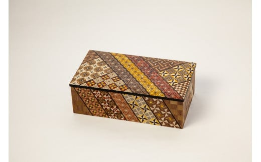 【箱根寄木細工　8寸小物入れ 小寄木】大切なものをそっとしまっておきたい、シックなジュエリーボックス【8寸小物入れ 小寄木模様 幾何学模様 W243×D135×H80ｍｍ 寄木の板 記念品 小家具 神奈川県 小田原市 】