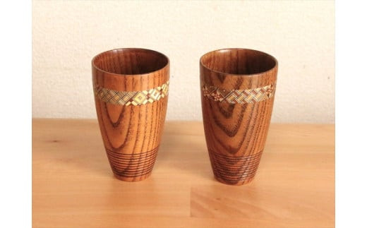 【箱根寄木細工をあしらった木製ジョッキ２点セット】保冷性に優れ、木肌のつくるクリーミーな泡立ちが格別の一杯に【キッチン用品 食器 雑貨 日用品 木製食器　職人メイド 工芸品 職人の手作り おしゃれ食器 神奈川県 小田原市 】