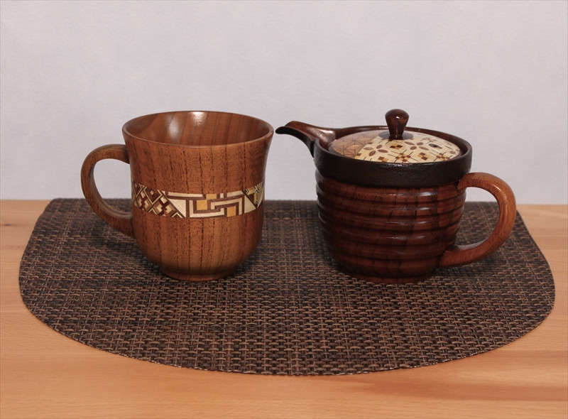 【箱根寄木細工　ティーポット＆マグカップセット】軽くて割れにくく保温性が高い木製ティーセットを、寄木細工で彩りました。【 キッチン用品 食器 雑貨 日用品 木製食器　職人メイド 工芸品 職人の手作り おしゃれ食器 神奈川県 小田原市 】