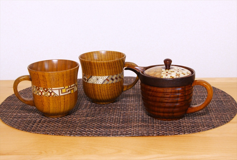 【箱根寄木細工　ティーポット＆マグカップ２点セット】軽くて割れにくく保温性が高い木製ティーセットを、寄木細工で彩りました。【 キッチン用品 食器 雑貨 日用品 木製食器　職人メイド 工芸品 職人の手作り おしゃれ食器 神奈川県 小田原市 】