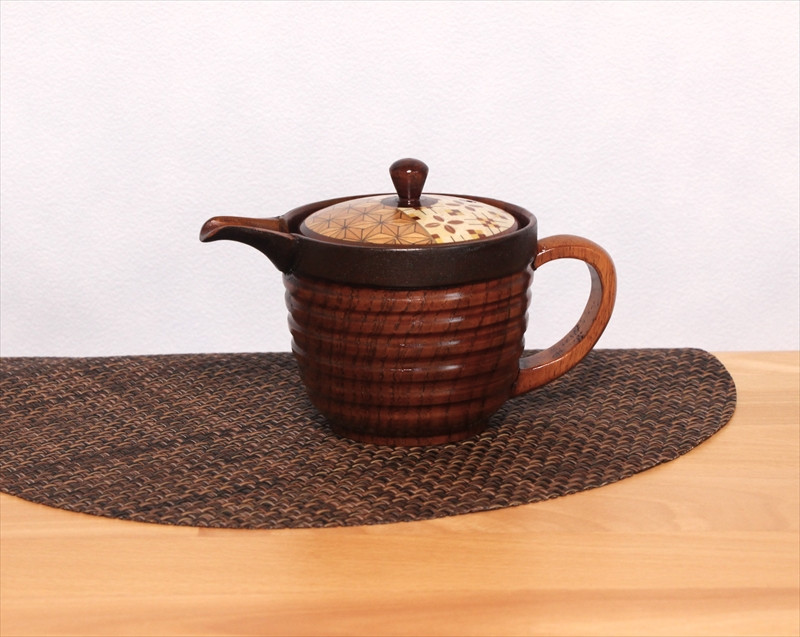 【箱根寄木細工　ティーポット】軽くて割れにくく保温性が高い木製ティーポットを、寄木細工で彩りました。【 キッチン用品 食器 雑貨 日用品 木製食器　職人メイド 工芸品 職人の手作り おしゃれ食器 神奈川県 小田原市 】