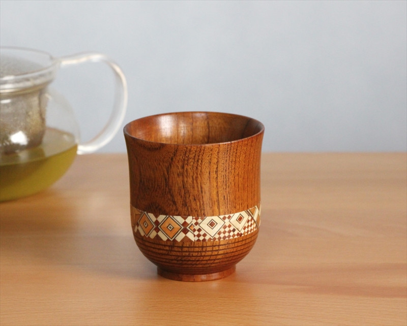 【箱根寄木細工　湯呑 大】寄木を配した木製湯呑は軽くて割れにくく、お茶の時間をより楽しめます！【 キッチン用品 食器 雑貨 日用品 木製食器　職人メイド 工芸品 職人の手作り おしゃれ食器 神奈川県 小田原市 】