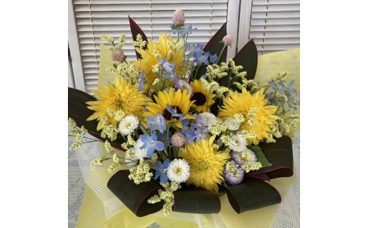 季節の生花アレンジ　Mサイズ&nbsp;【&nbsp;フラワー&nbsp;アレンジメント&nbsp;お花&nbsp;ギフト&nbsp;プレゼント&nbsp;贈り物&nbsp;誕生日&nbsp;お祝い&nbsp;神奈川県&nbsp;小田原市&nbsp;】