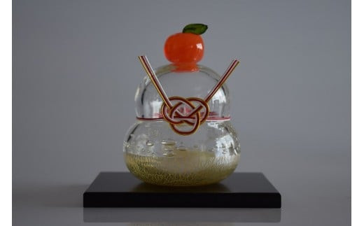 ガラスの鏡餅(黒台付き）銀箔使用＜Mサイズ＞【鏡餅 吹きガラス工房 ガラス お正月 鏡餅約10m×約8cm 黒台12cm×9cm ハンドメイド 職人手作り 工芸品 伝統工房で作成 老舗ガラス工房 神奈川県 小田原市 】